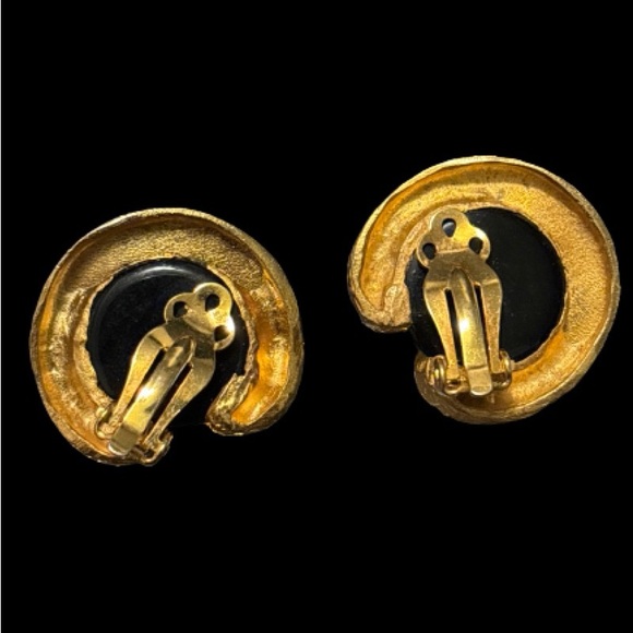 Vintage 80's swirl stud earrings gold tone textured with black cabochon - Picture 6 of 6